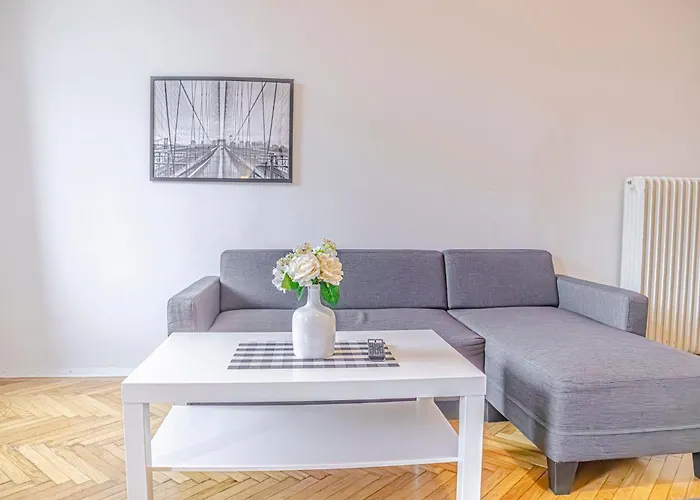 Prime Location Chic Apt, Near Akh Hospital *