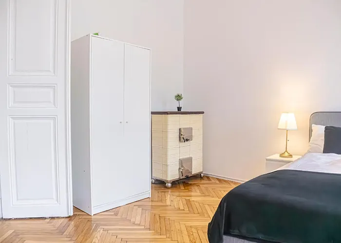 Prime Location Chic Apt, Near Akh Hospital