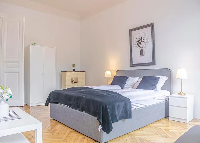 Prime Location Chic Apt, Near Akh Hospital דירה *