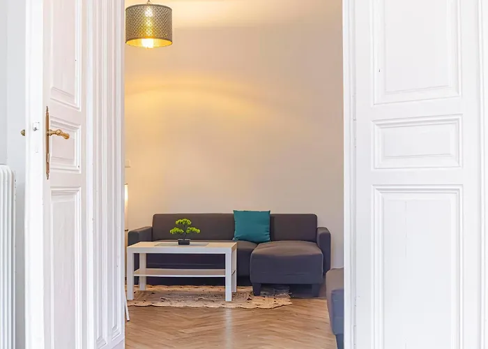 Prime Location Chic Apt, Near Akh Hospital