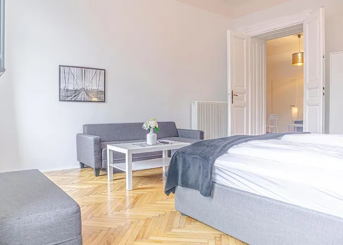 Prime Location Chic Apt, Near Akh Hospital דירה