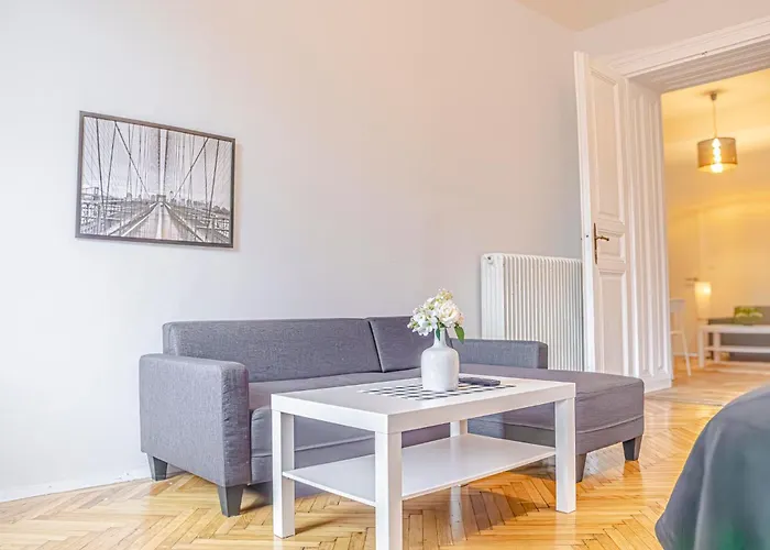 Prime Location Chic Apt, Near Akh Hospital דירה וינה