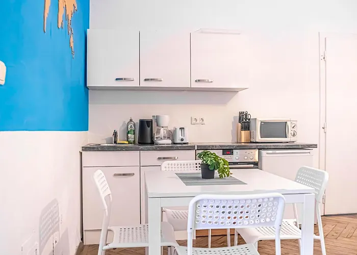 Prime Location Chic Apt, Near Akh Hospital דירה *
