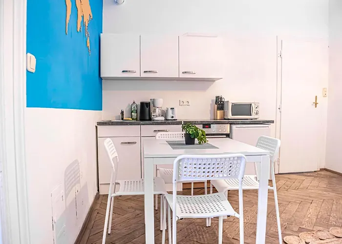Prime Location Chic Apt, Near Akh Hospital דירה *