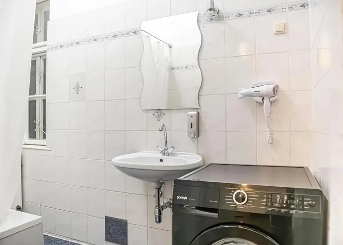 Prime Location Chic Apt, Near Akh Hospital *